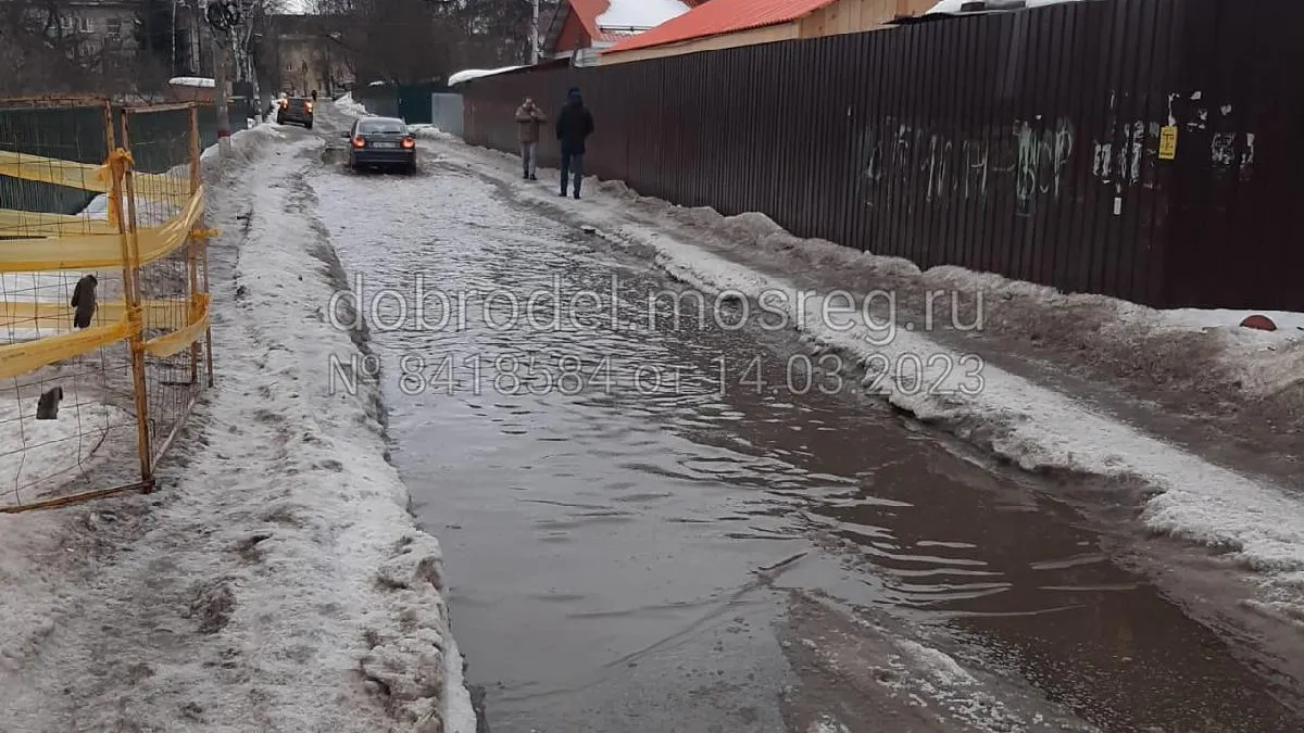 Дорожные службы устраняют подтопление на дороге в поселке Быково Раменского округа