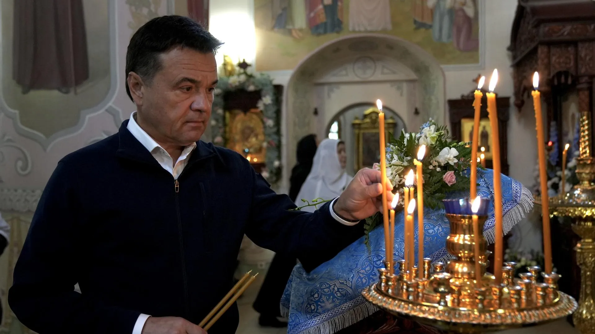 Воробьев поздравил настоятельницу монастыря с Днем Казанской иконы Богоматери