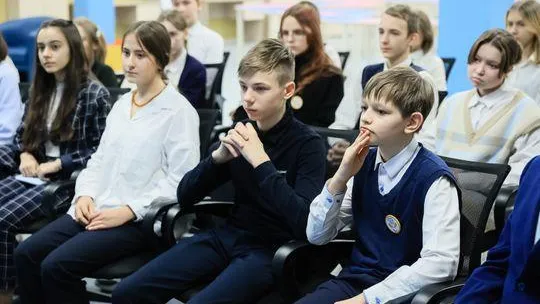 В подмосковных школах и колледжах проводят занятия «Разговоры о важном»