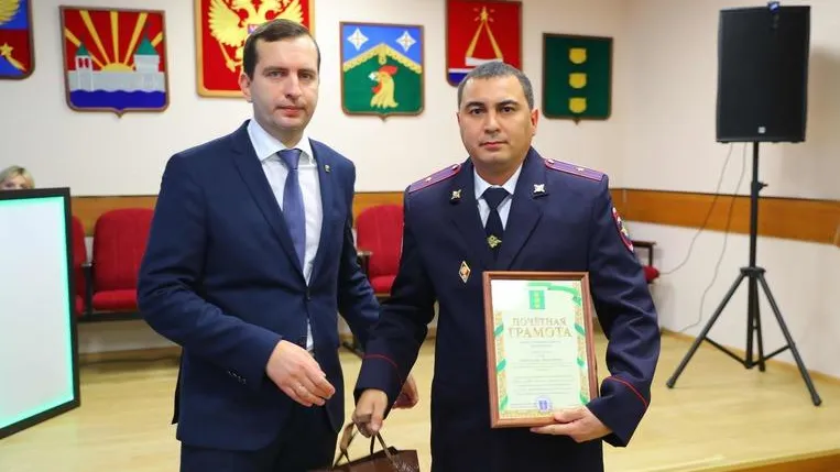 Врио главы Котельников и замглавы Дзержинского вручили сертификаты на жилье полицейским