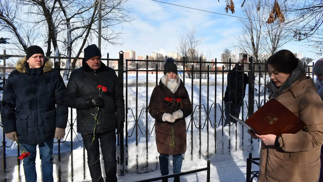 Волонтеры Балашихи возложили цветы к могиле Героя Советского Союза Ивана Поликахина