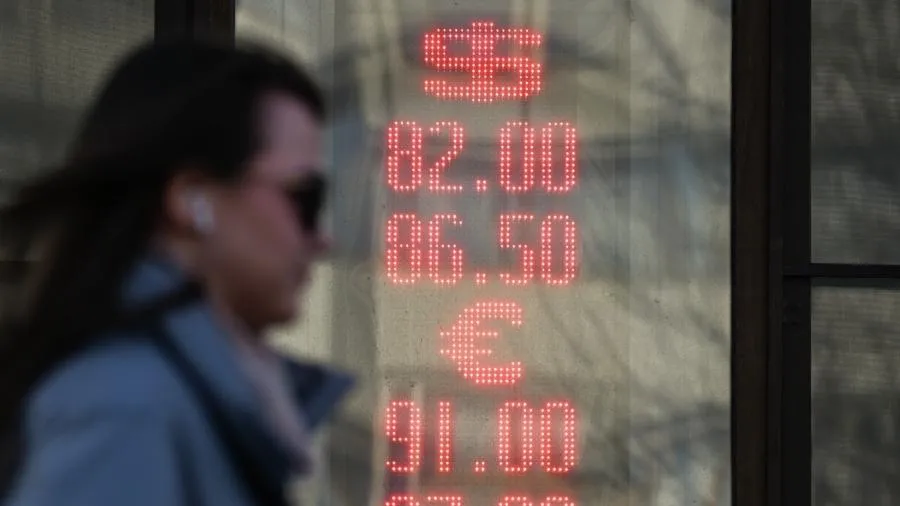 Курс доллара поднимался выше 86 рублей в понедельник