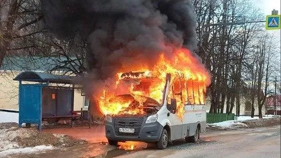 Огнеборцы потушили загоревшуюся маршрутку в Талдомском округе