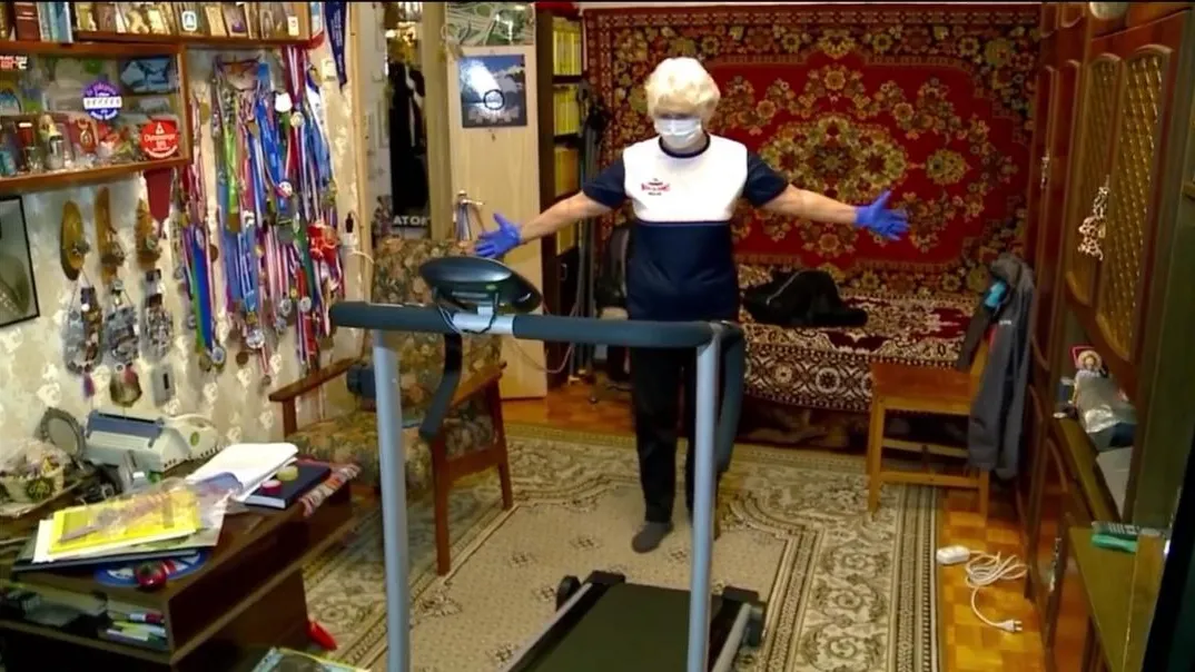 75‑летняя спортсменка из Реутова пробежала 24‑километровый марафон в своей квартире