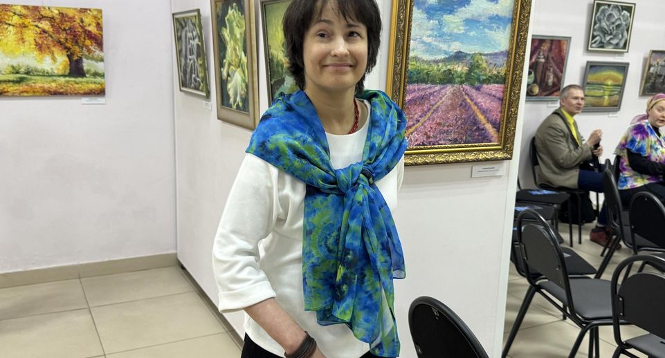 В Балашихе открылась выставка «Искры радости» художницы с инвалидностью