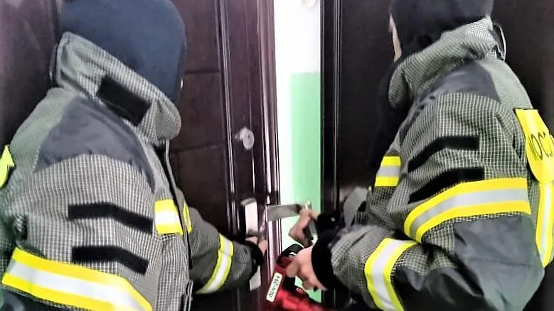 В Шатуре спасатели освободили из запертой квартиры пенсионерку, нуждающуюся в медпомощи