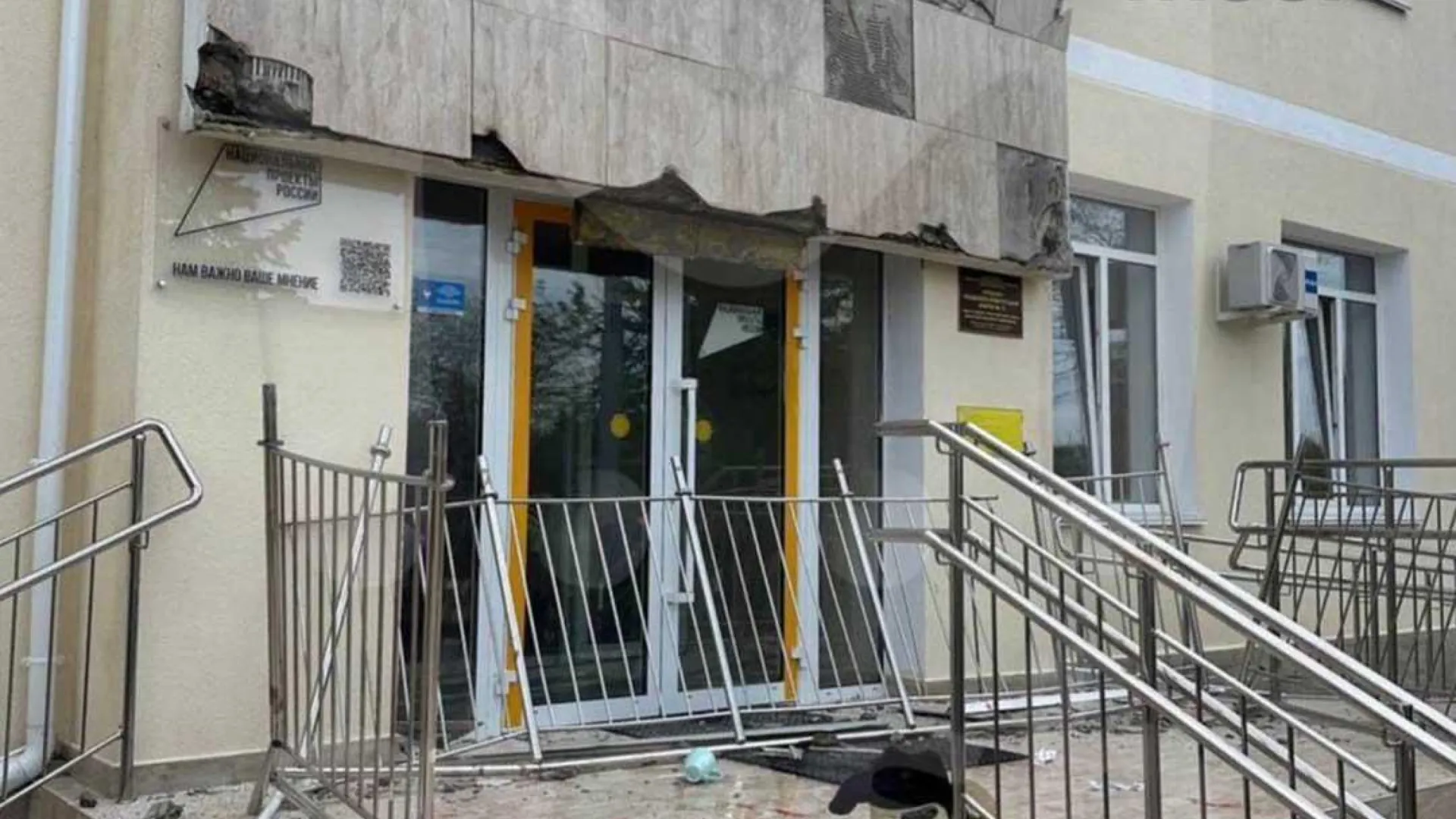 Все в крови: подробности обрушения балкона со школьниками в Севастополе