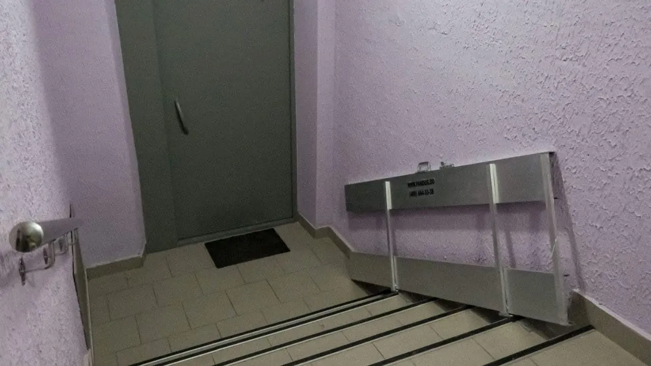 УК установила пандус в подъезде дома в Красногорске по требованию Госжилинспекции