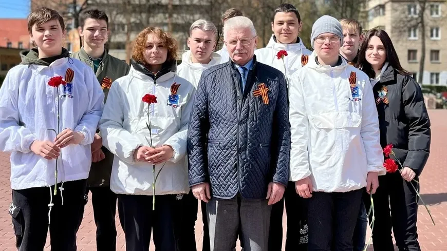 Молодогвардейцы Подольска раздали георгиевские ленточки участникам автопробега