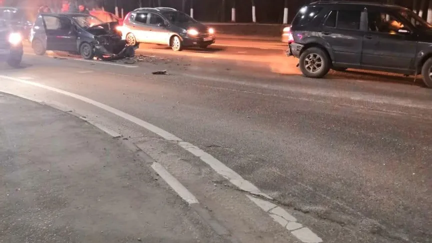 Внедорожник и седан столкнулись в Подольске