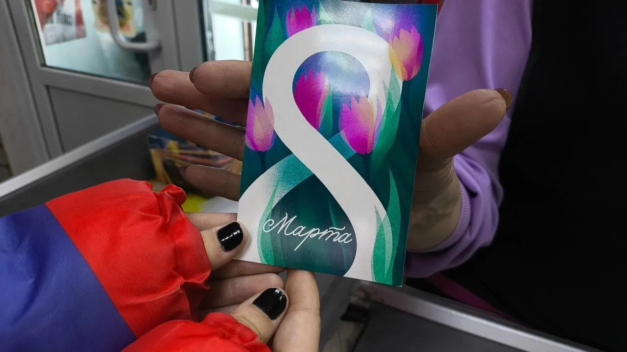 Волонтеры в Рузском округе поздравили женщин с 8 Марта