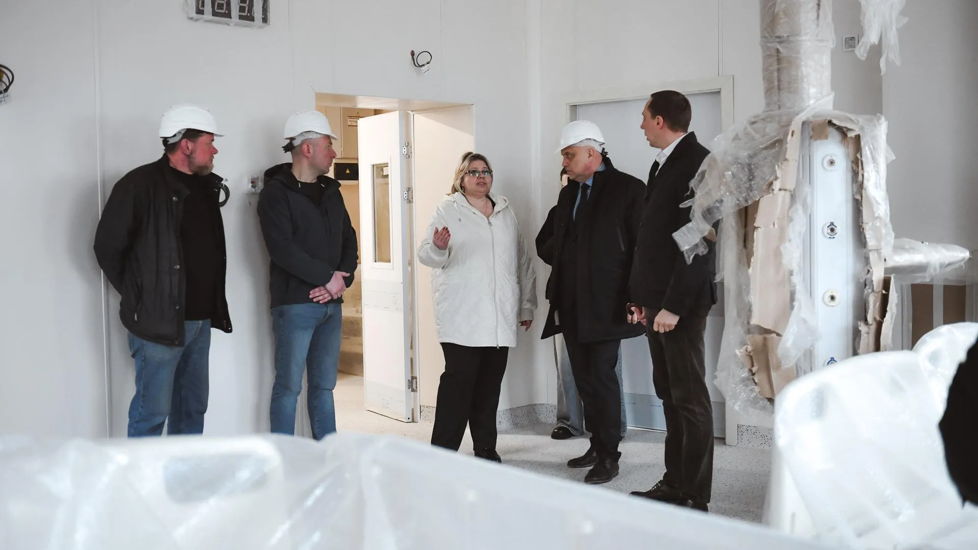 Глава Химок Землякова проверила ход работ по капремонту роддома