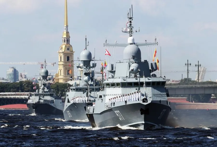 Малый ракетный корабль «Советск» проекта 22800 «Каракурт», малый ракетный корабль 3-го ранга «Град» проекта 21631 «Буян-М» (справа налево) на Главном военно-морском параде в Санкт-Петербурге по случаю Дня Военно-морского флота РФ.