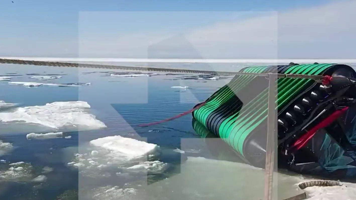 Видео с перевернувшимся катером на Байкале появилось в Сети