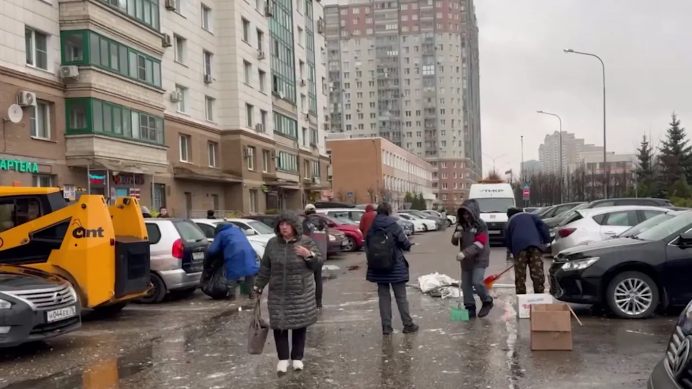 Дворники убирают осколки: видео последствий удара дрона по дому в Красногорске