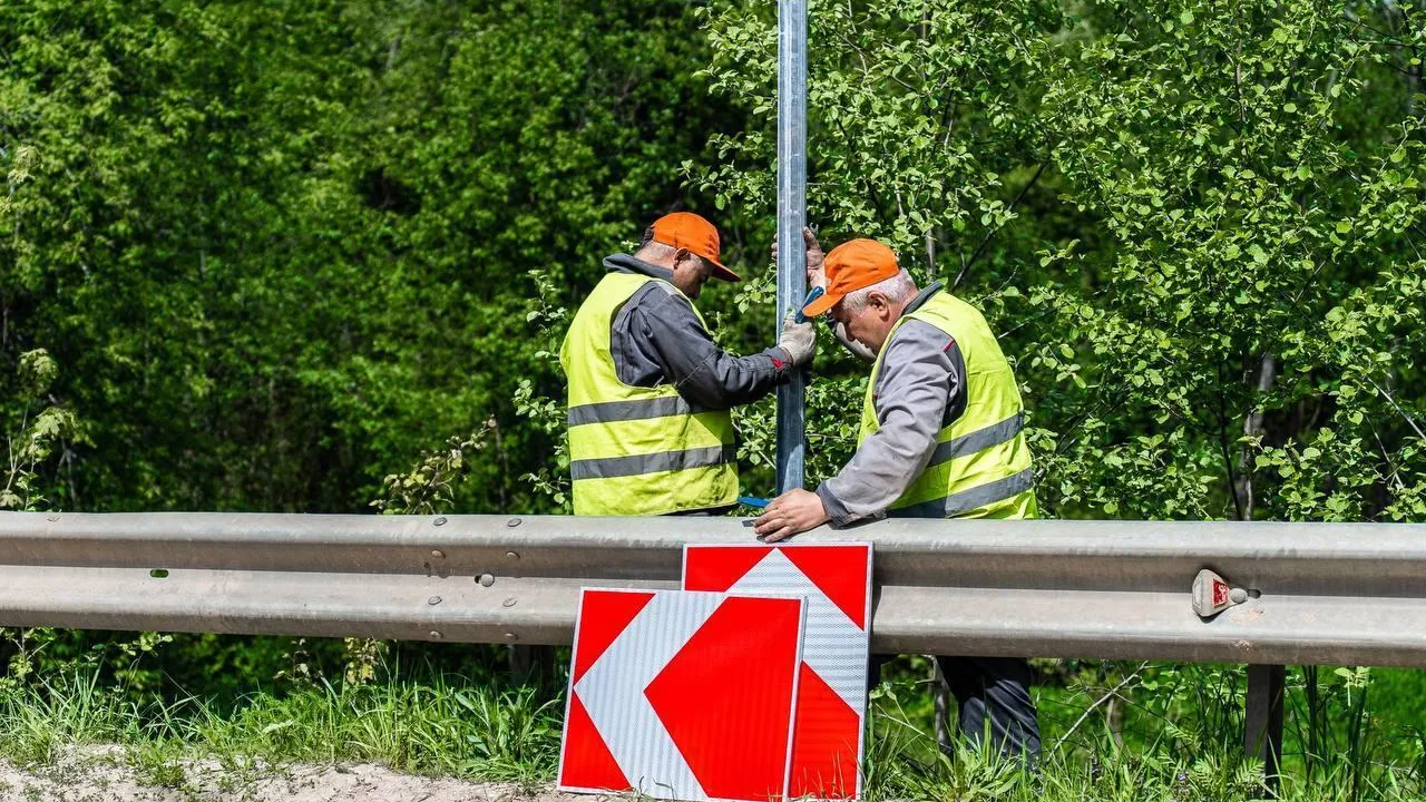 Дорожники отремонтировали знаки в десяти округах Подмосковья