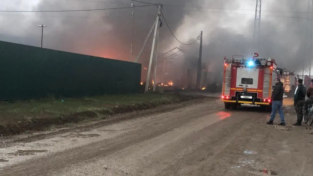 Бензовоз взорвался в Раменском округе во время слива топлива