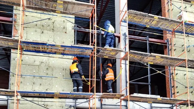 Строители приступили к устройству фасада ФОКа в Балашихе