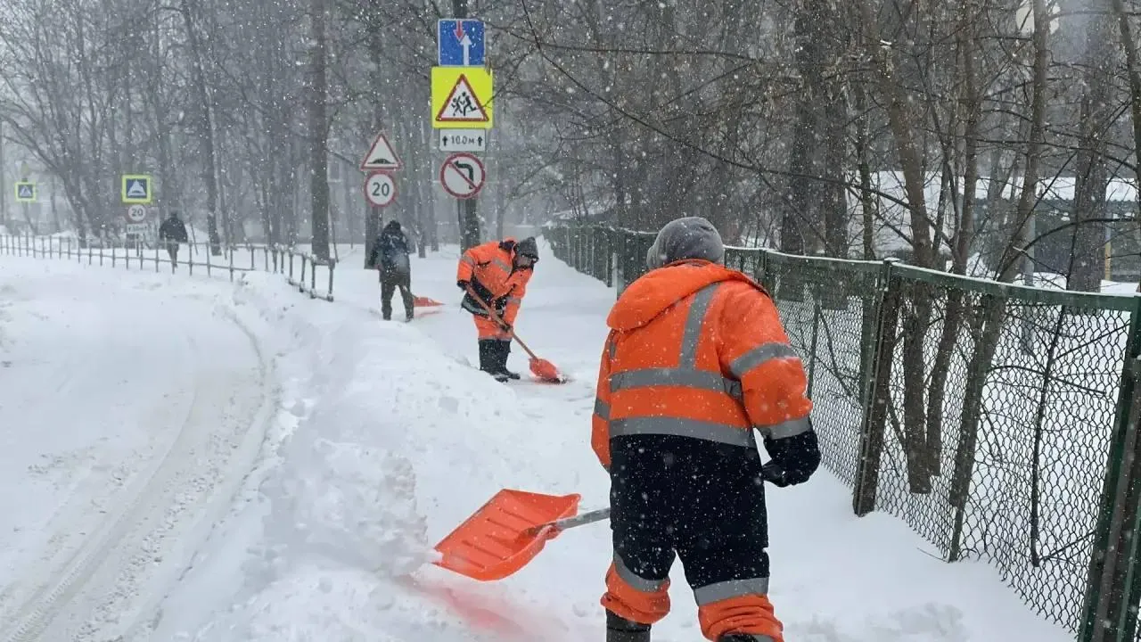 Коммунальные службы Королева ликвидируют последствия снегопада