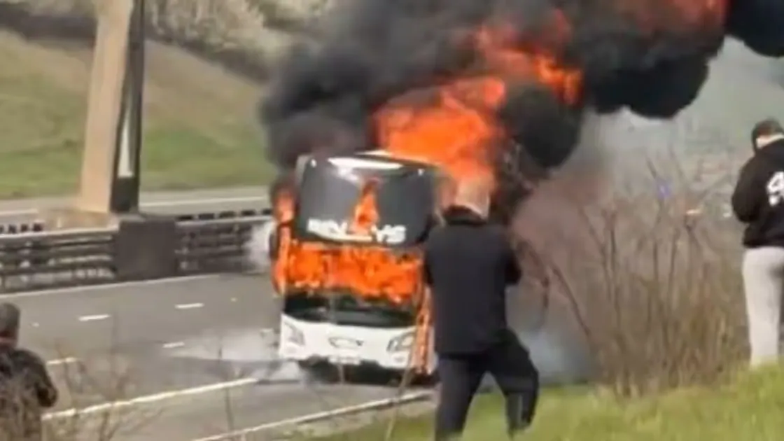 Автобус с фанатами «Манчестер Сити» загорелся по пути на финал Кубка лиги