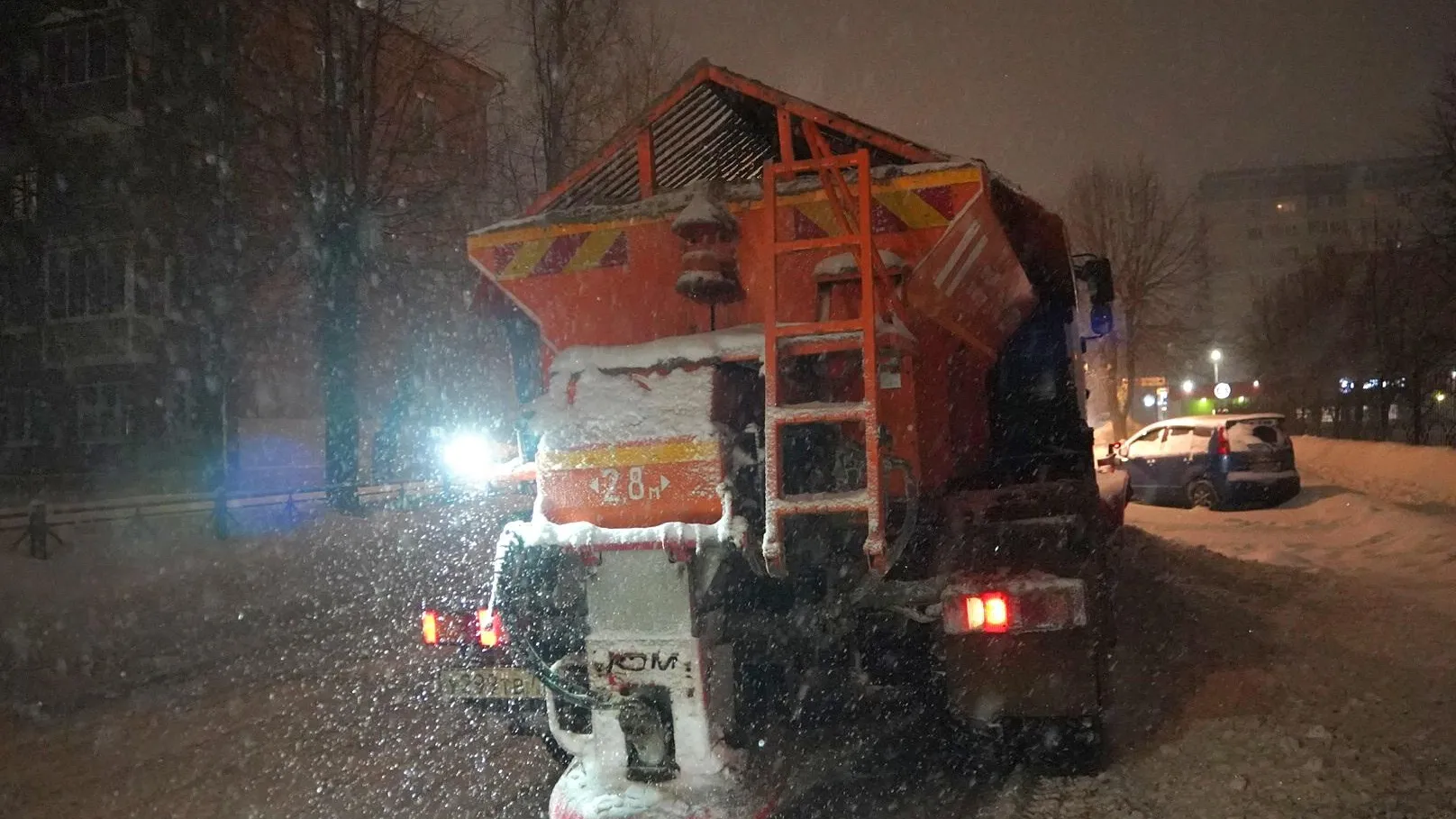 Дорожные службы Павловского Посада расчистили улицу Кирова ночью 20 февраля
