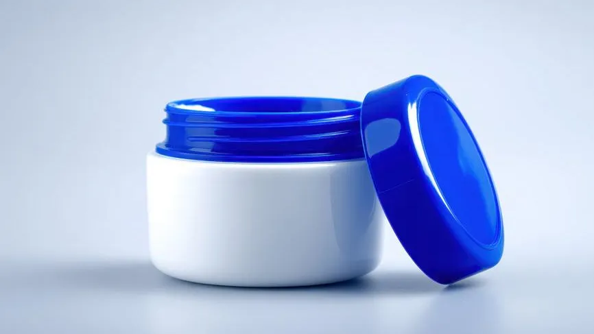 Грудь не выросла, но появилась сыпь: китайские кремы калечат российских школьниц