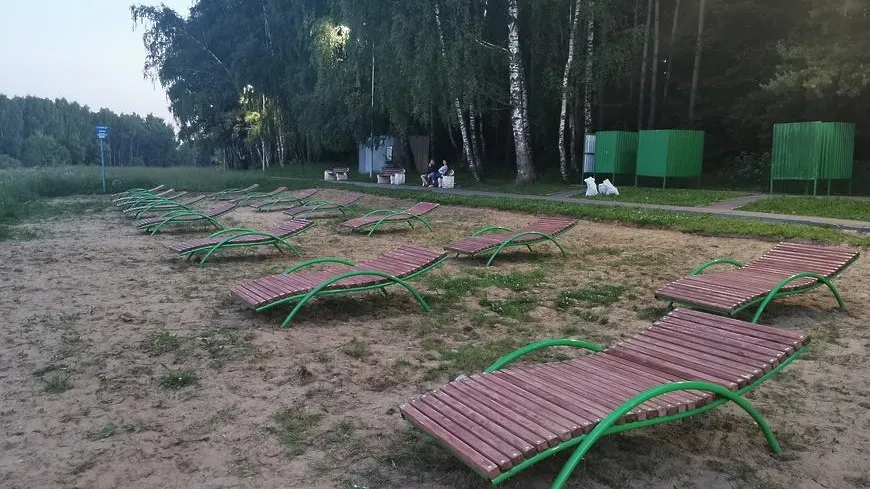 Новые лежаки появились на пляже у реки Петрицы в Подольске