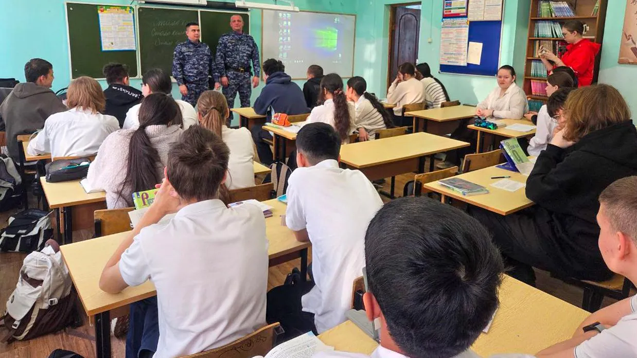 Сотрудники Росгвардии провели урок мужества для школьников в Дмитрове