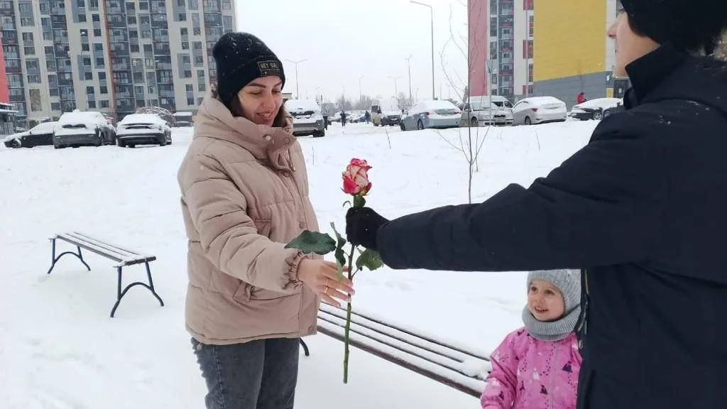 Волонтеры и сотрудники администрации поздравили домодедовских мам