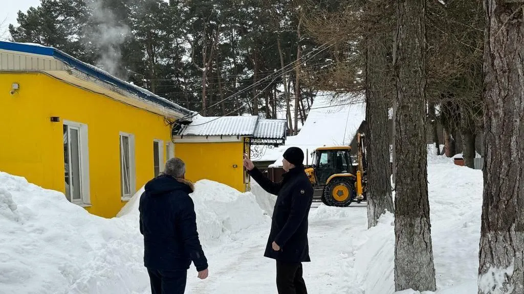 Депутат Ситников организовал уборку снега на территории семейного центра Люберец