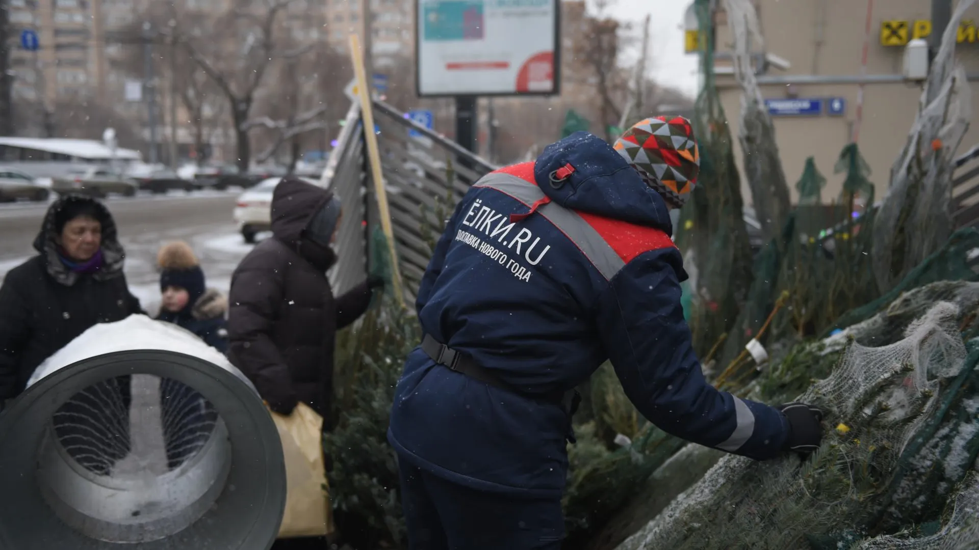 Общественные активисты продолжат оценивать работу елочных базаров в Москве