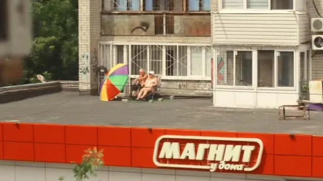 Почти голые пенсионеры обустроили пляж на крыше продуктового магазина в Саратове