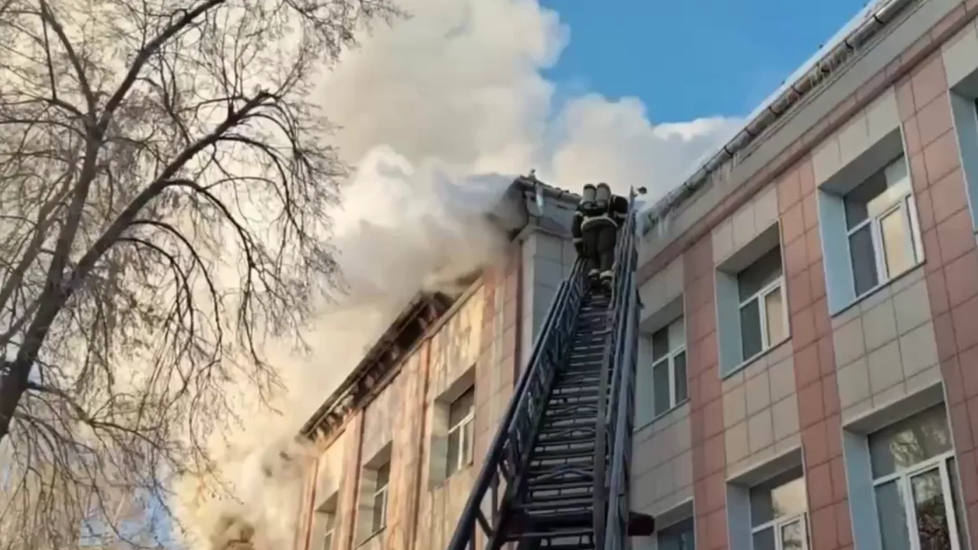 Огонь охватил 700 «квадратов»: педагогический колледж горит в Новосибирске
