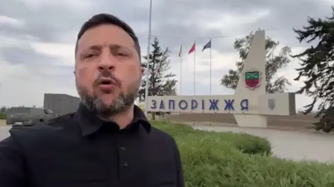 Авто возникли из воздуха: странную деталь заметили в видеообращении Зеленского