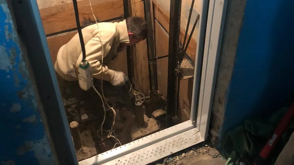 Старые лифты начали демонтировать в доме на Советской улице Подольска