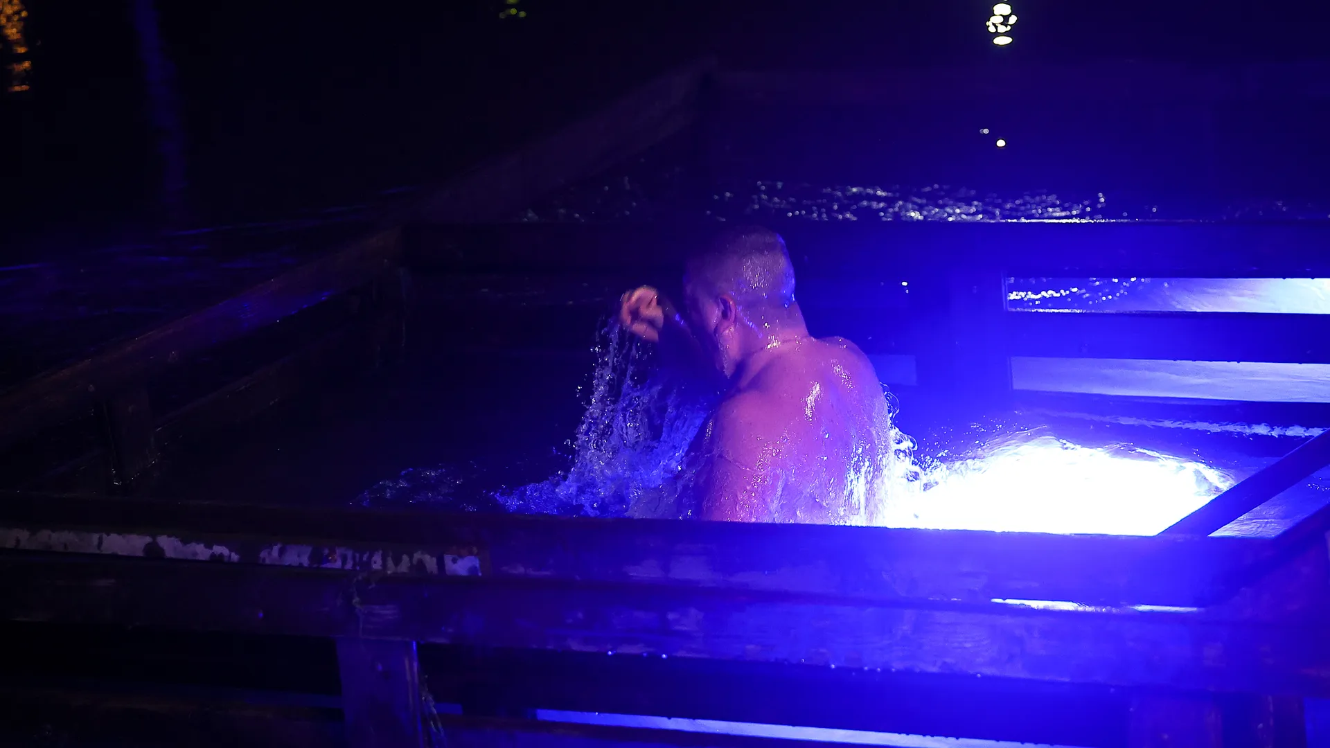 Постепенное погружение лучше резкого: почему в купель на Крещенье нельзя нырять