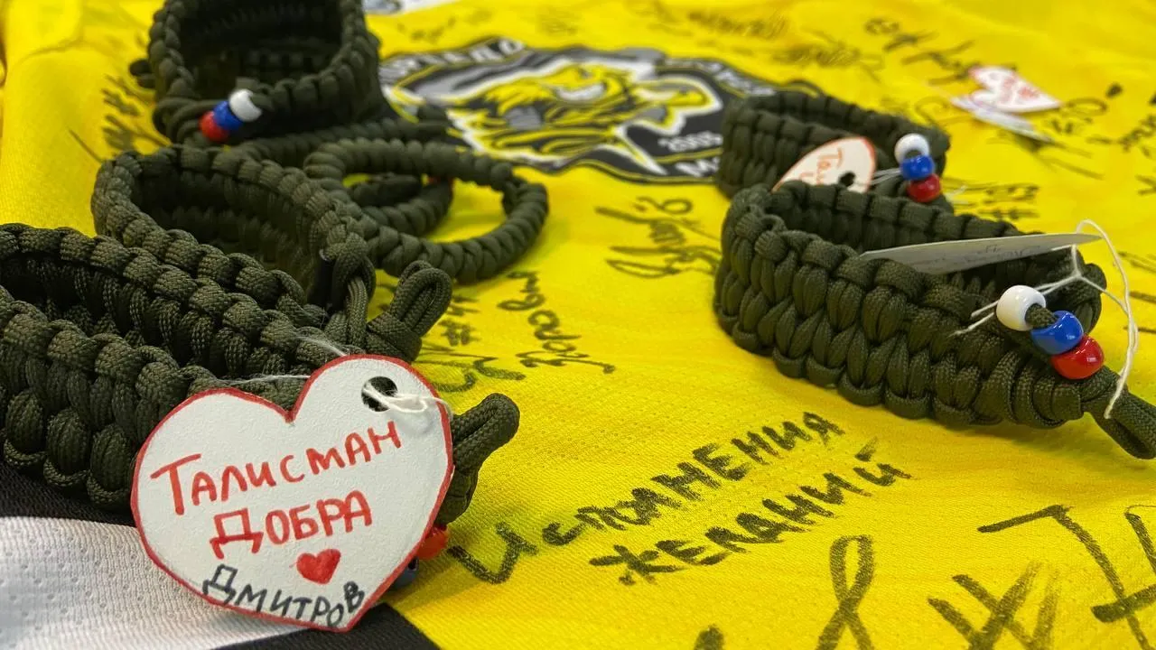 Хоккеистки клуба «Торнадо» сплели тактические браслеты выживания для бойцов СВО