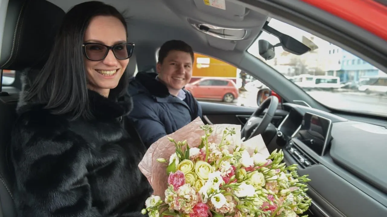 Андрей Воробьев и Сергей Пахомов передали многодетной семье из Королева автомобиль