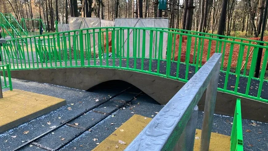 В будущем автогородке в парке Красногорска устанавливают малые архитектурные формы