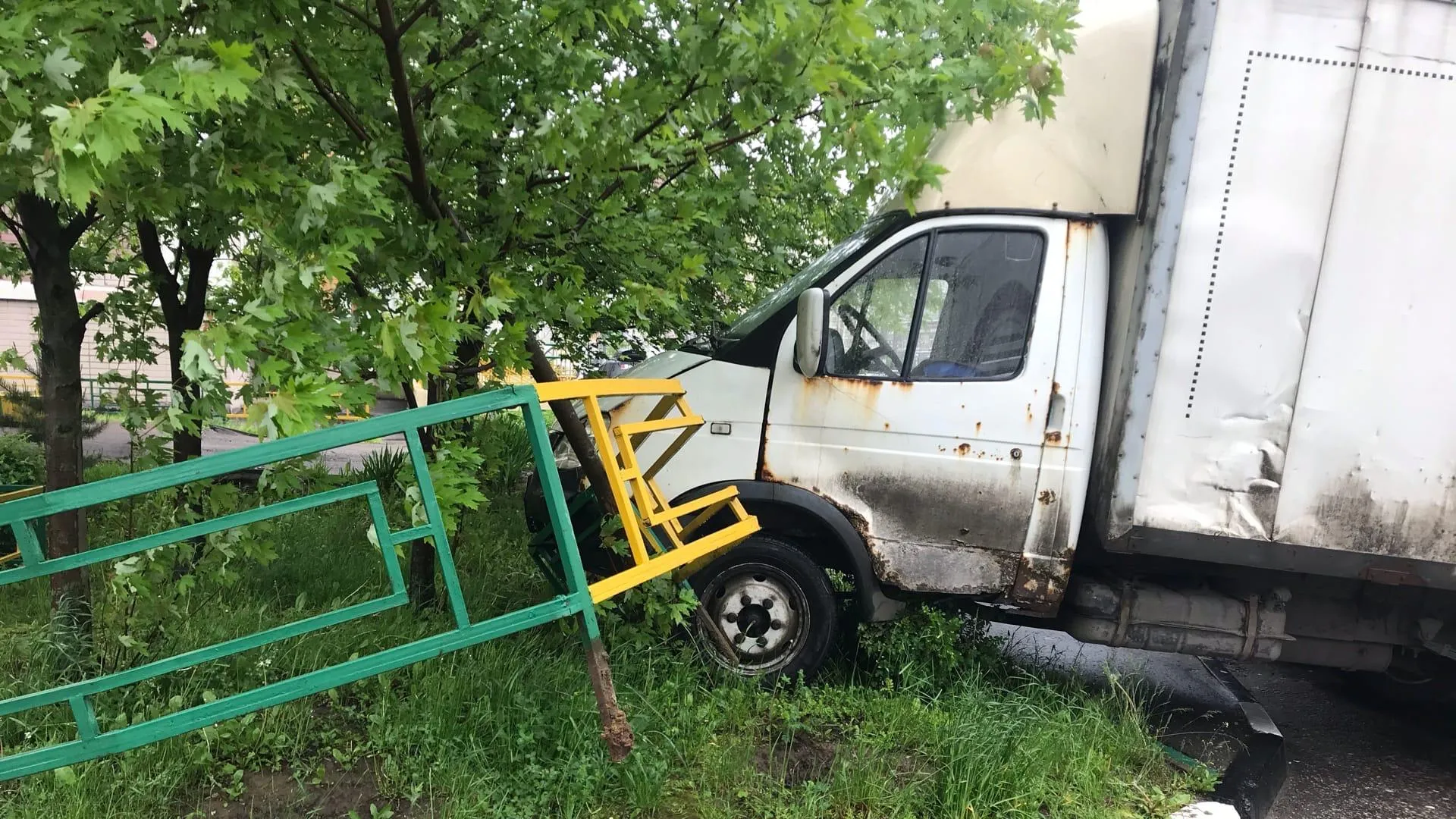 В Подольске «Газель» завелась без водителя и снесла дорожное ограждение