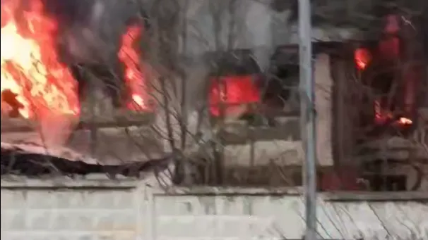 В Москве перекрыли движение на Ягодной улице из-за пожара в здании