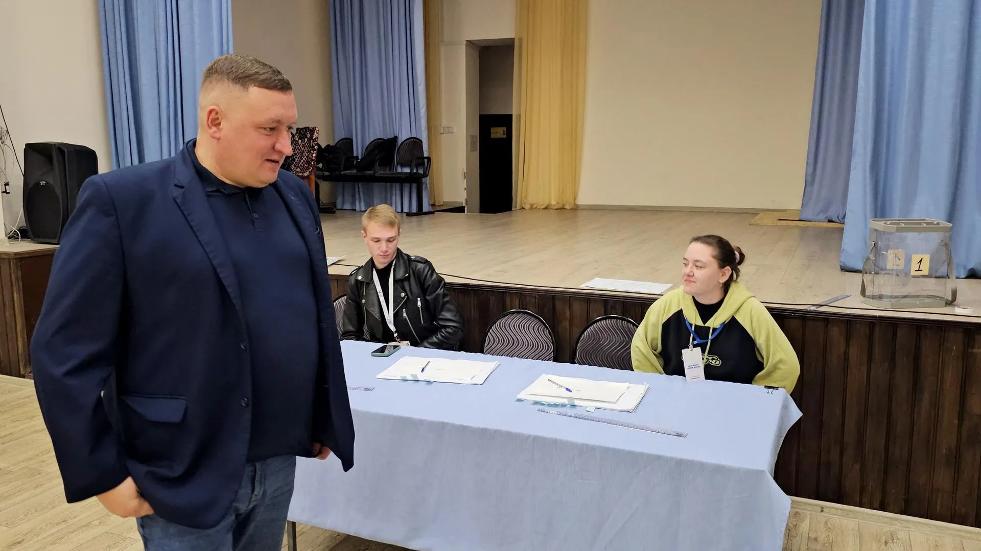Глава Луховиц Сергей Тимохин проверил ход голосования на довыборах окружного депутата