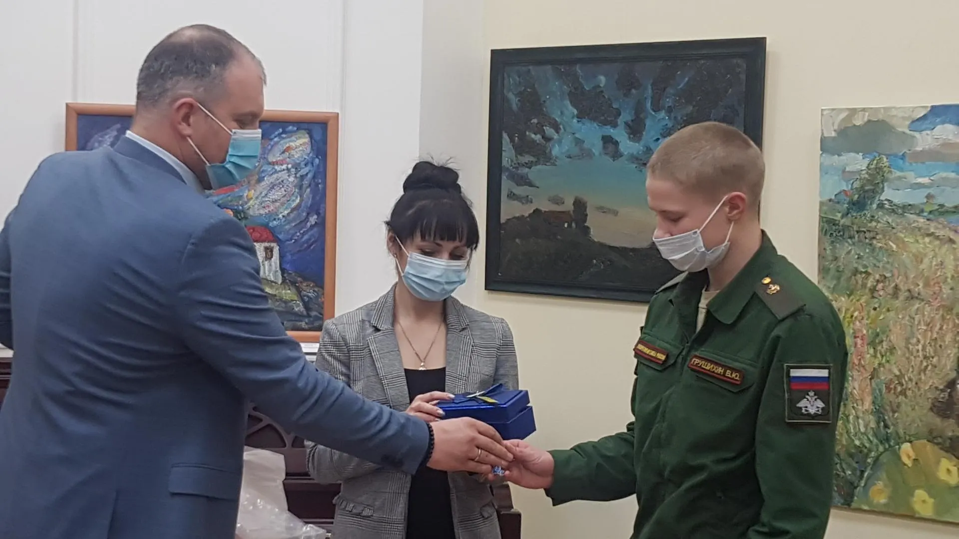 Шестерым детям‑сиротам в Красногорске вручили ключи от квартир