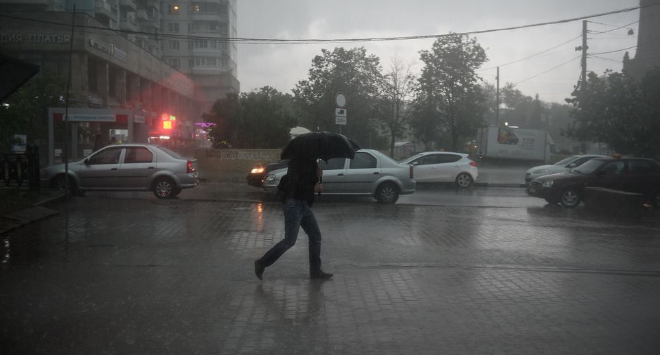 Москвичей предупредили о ливне с градом, грозе и порывистом ветре в среду
