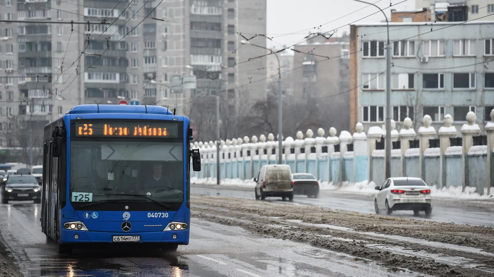ЦОДД предупредил москвичей о гололедице на дорогах