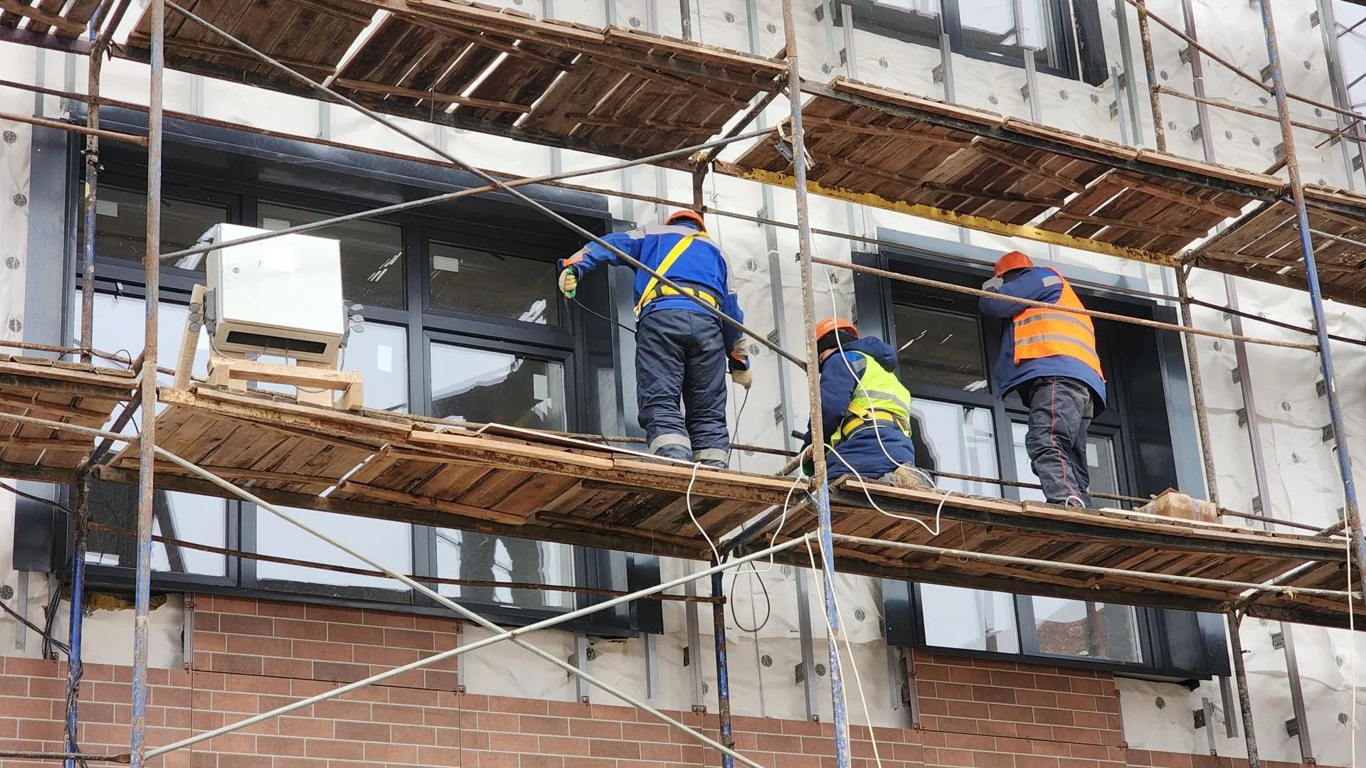 Фасадные работы в школе № 16 Подольска завершены наполовину