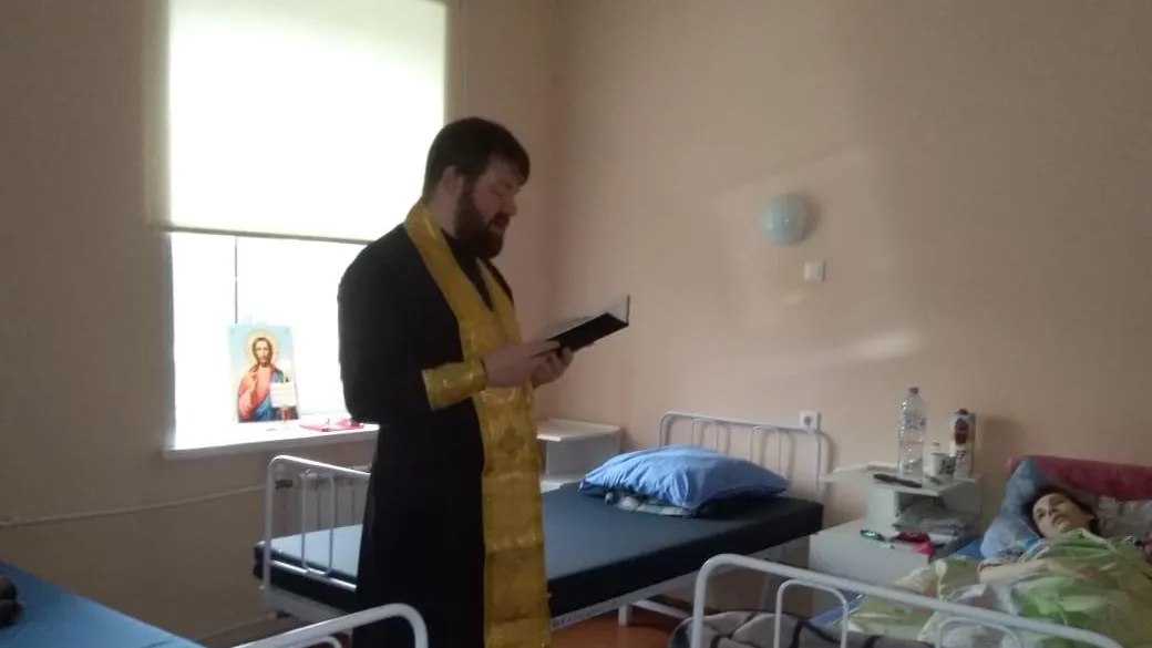 Священник навестил и причастил больных в роддоме Подольска