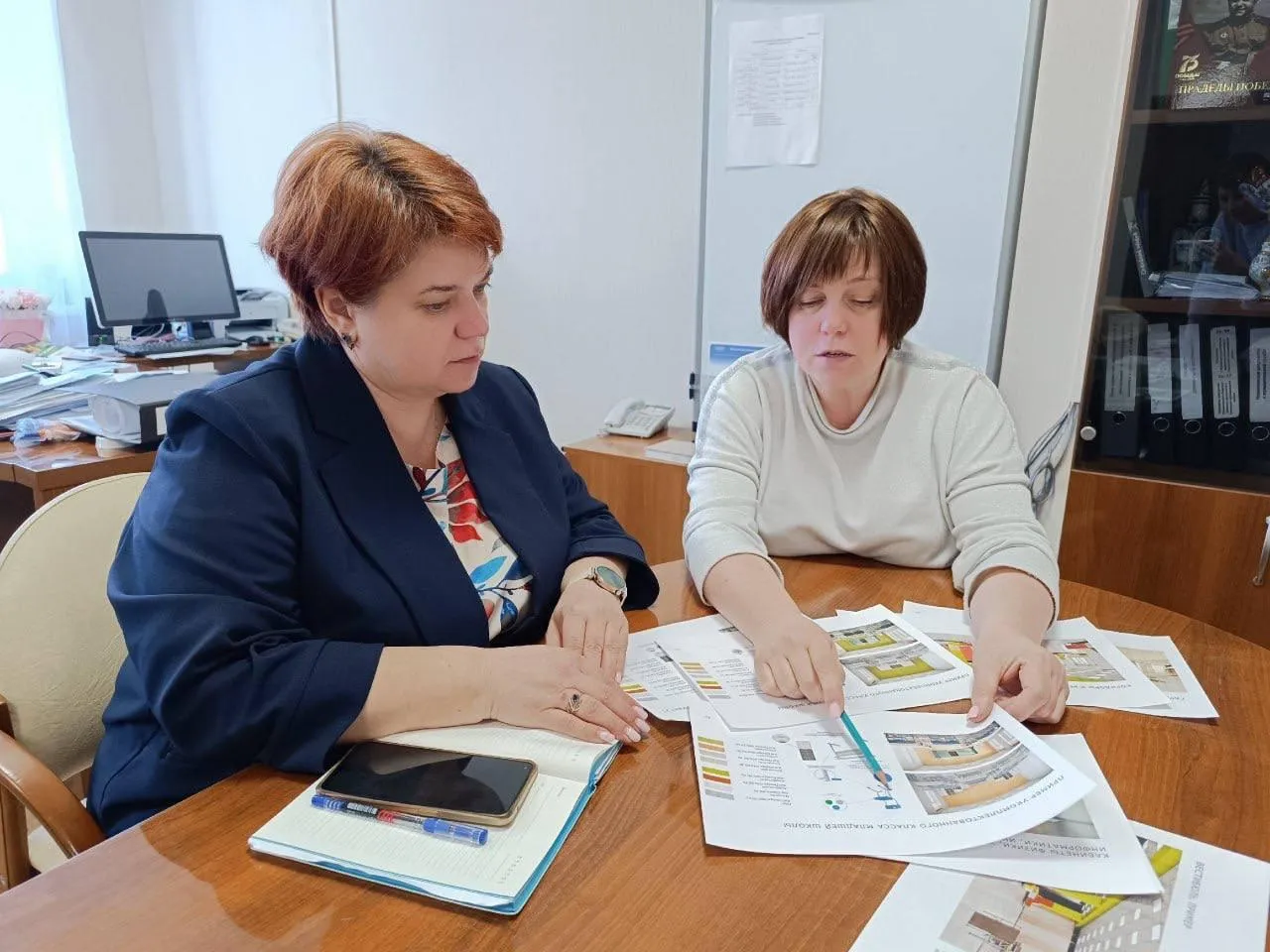 Член политсовета местного отделения партии «Единая Россия», куратор партийного проекта «Новая школа» Наталья Асеева на рабочей встрече с директором школы поселка РАОС Наталией Корунской