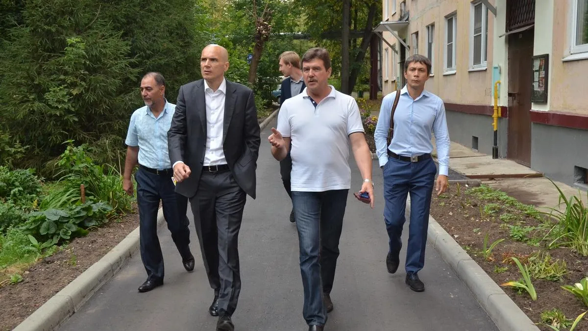 Депутат Мособлдумы проинспектировал ремонт подъездов и работу МФЦ во Власихе