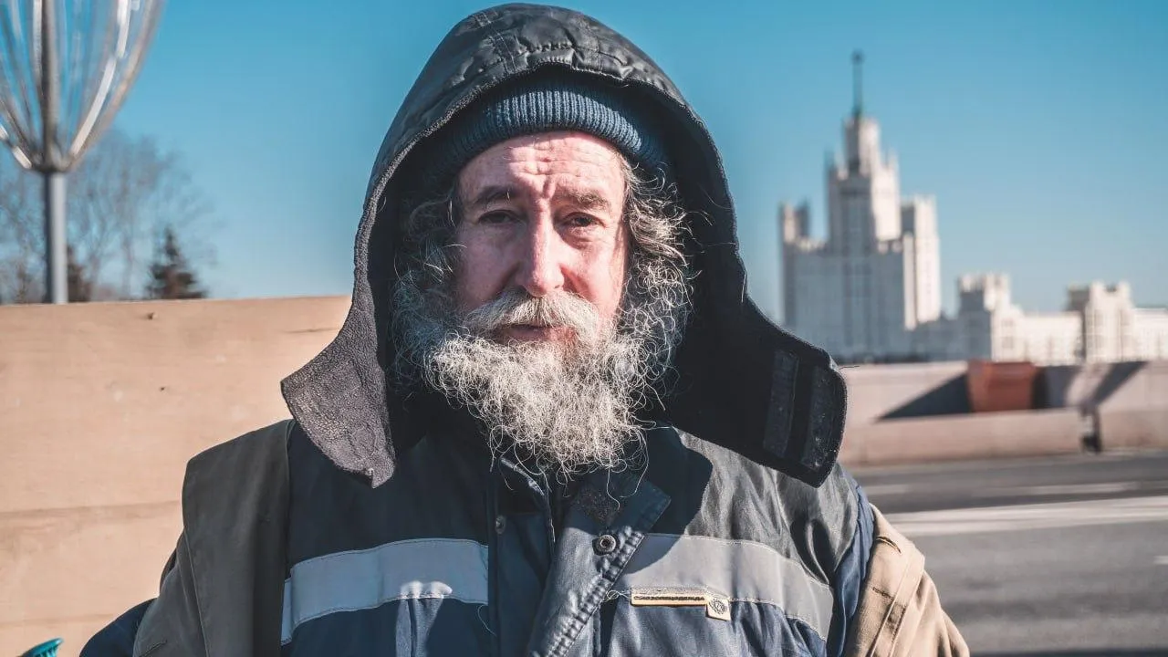 Прыгнувшим в Москву-реку с табличкой оказался 68-летний оппозиционер